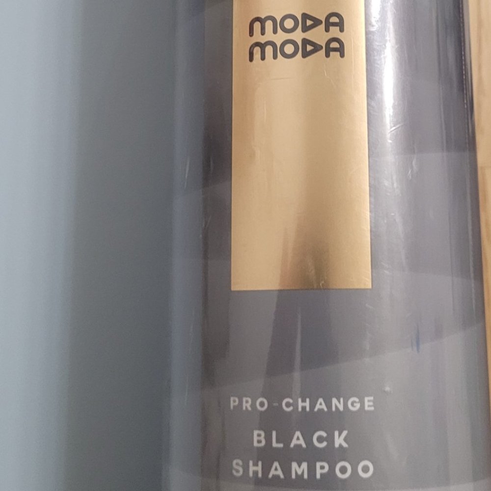 Moda Moda Pro-change Black Shampoo.